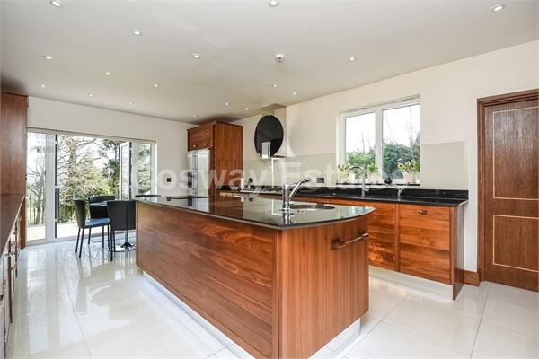 6 bed property in Engel Park, Mill Hill